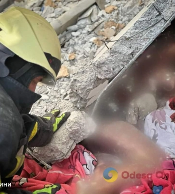 В обіймах мами, яка намагалася вберегти: під завалами одеської багатоповерхівки знайшли тіло ще одного немовляти