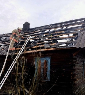 На Волині через необережне поводження з вогнем горіли дві хати-пустки 