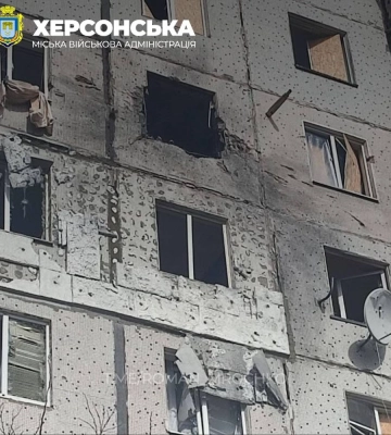 Ранком росіяни обстріляли Херсон: поцілили щонайменше у п'ять будинків