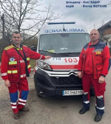 "Батько задихається. Вже тиждень має гарячку, а тепер зовсім погано стало", - повідомив чоловік диспетчеру лінії 103 Закарпаття