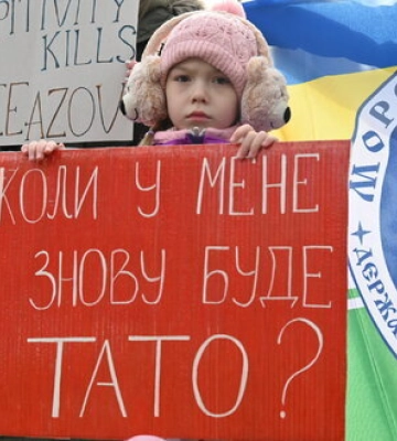 &quot;Третя весна у пеклі&quot;: акція на підтримку полонених захисників Маріуполя відбулася у Києві. ВІДЕО+ФОТОрепортаж