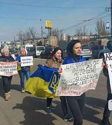 «Демобілізація після 18 місяців»: у Кривому Розі рідні захисників вийшли на мирну акцію