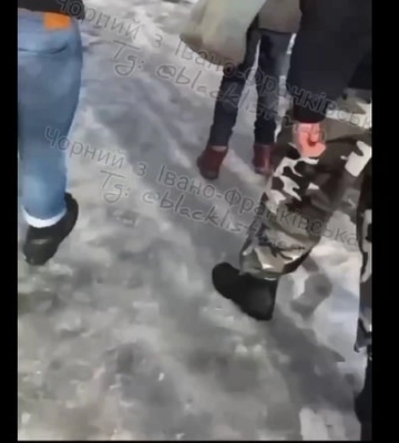 Бьют людей и снимают на видео: в Ивано-Франковске разыскивают псевдоскинхедов