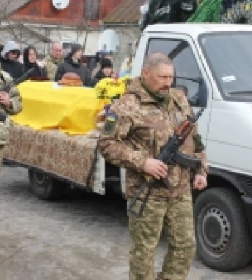 На Дубенщині в останню дорогу провели захисника Андрія Андрійчука