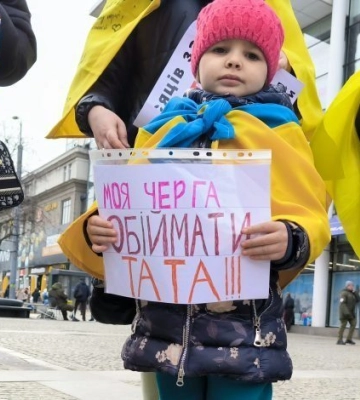 На центральній площі Дніпра люди вимагали демобілізацію військовослужбовців