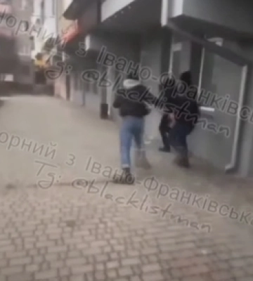 В Івано-Франківську невідомі нападають на перехожих – жорстоко б&#039;ють і знімають на відео (відео)