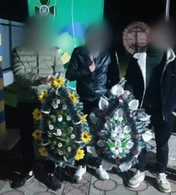 Їхали на «похорон бабусі»: прикордонники зловили ухилянтів з траурними вінками