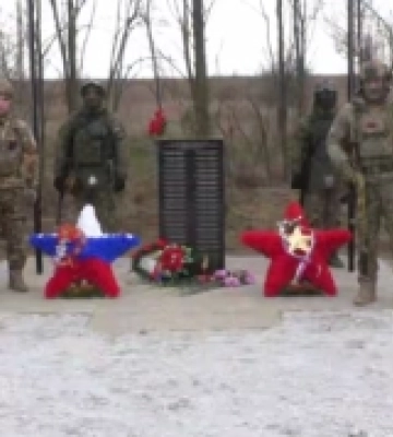 В селі на окупованій Херсонщині росіяни встановили меморіал своїм загиблим воєнним злочинцям