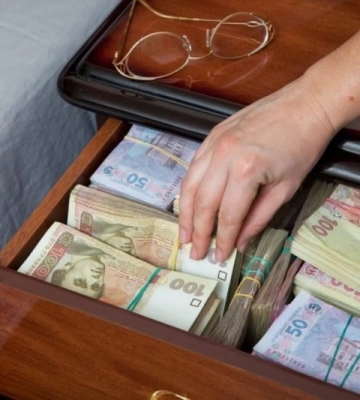 «Стягувала» гроші на власну картку: на Волині працівниця виконавчої служби привласнила понад 400 тис. грн
