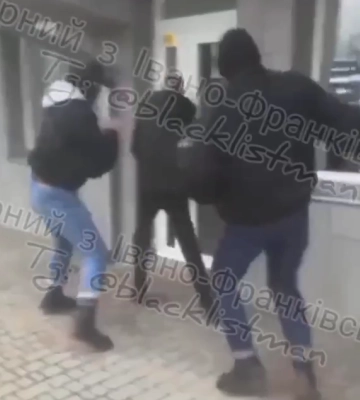Банда подростков в Ивано-Франковске устроила облаву на одиноких прохожих (видео)
