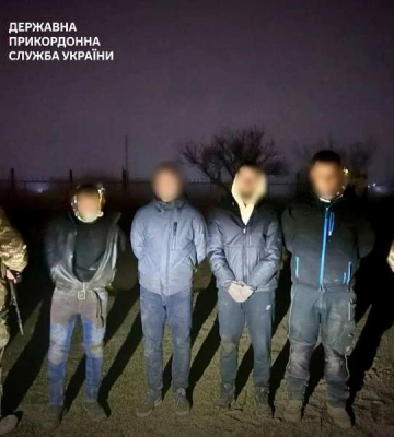 На Одещині затримали групу ухилянтів, обмотаних ізотермічними ковдрами