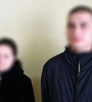 Били та розпилювали газ. В Івано-Франківську затримали хуліганів, які напали на літню жінку
