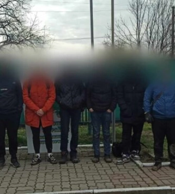 8 тисяч доларів за &quot;перевірену&quot; схему: на Закарпатті відкрили вогонь затримуючи ухилянтів