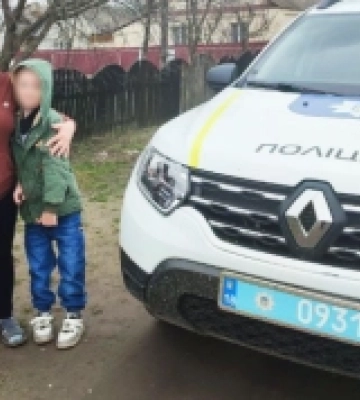 На півдорозі з Нетішина до Острога поліцейський підібрав дітей, які ішли пішки до бабусі