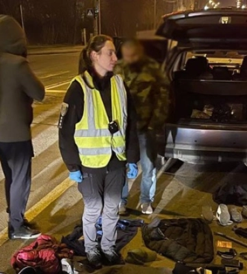 В Киеве мужчина пытался взорвать гранатой полицейских, видео