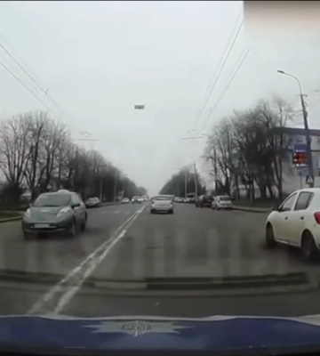Порушував ПДР та не мав права керувати авто: у Луцьку патрульні зупинили водія на Citroën