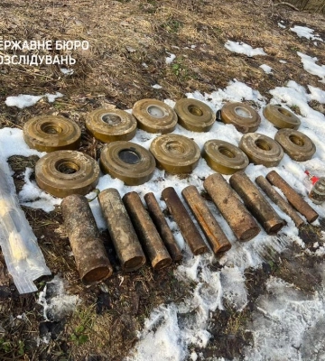Майже 40 протитанкових мін та 10 саморобних вибухових пристроїв: на Сумщині виявлено схрон з боєприпасами