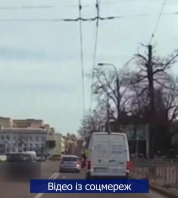 Водій &quot;Audi&quot;, який в центрі Рівного виїхав на зустрічну смугу, був &quot;під наркотиками&quot; (ВІДЕО)