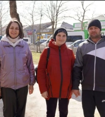 На Одещині незрячий чоловік плете маскувальні сітки для військових