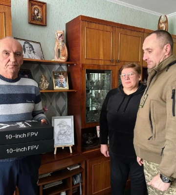 Батьки загиблого прикордонника з Рівного придбали 2 FPV-дрони для підрозділу сина