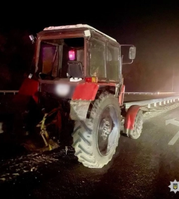На Київщині сталася моторошна аварія: деталь від трактора влетіла в автомобіль (ФОТО)