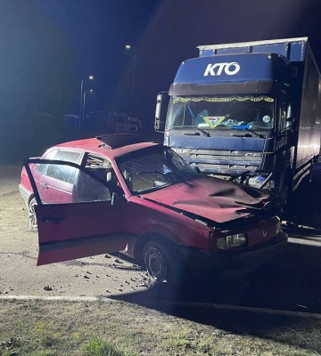 На Миколаївщині вночі рятувальники діставали водія з понівеченого авто. ФОТО