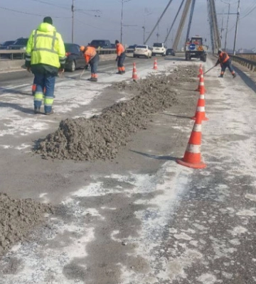 В Киеве грузовик залил бетонными отходами проезжую часть Северного моста: как наказали водителя
