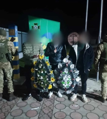 Двоє харківян з поминальними вінками для нібито померлої бабусі намагалися втекти з України
