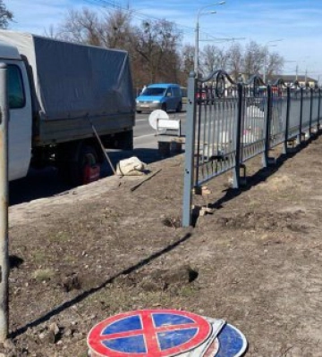 Замість прогнилого. Терехов пояснив, навіщо новий паркан на проспекті Гагаріна