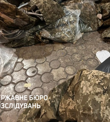 Заблоковано схему розкрадання майна бригади ТРО у Києві на 3,6 млн грн. Амуніцію, одяг та взуття продавали зі "знижкою" у 50%, - ДБР. ВIДЕО