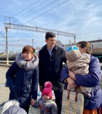 Десять багатодітних родин з Покровського району Донеччини евакуювалися на Закарпаття
