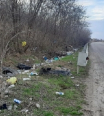 У Роздільнянському районі виявили засмічення побутовими відходами узбіччя вздовж траси Одеса-Київ