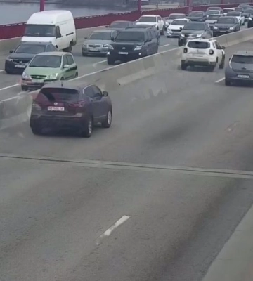 У Дніпрі на Новому мосту в напрямку правого берега утворився великий затор