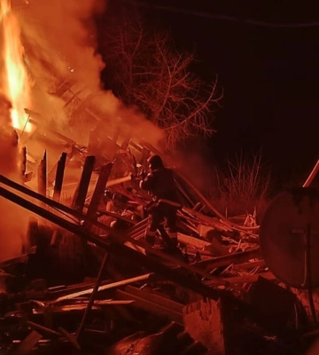 Палав Вовчанськ: уночі рятувальники під обстрілами гасили пожежі 