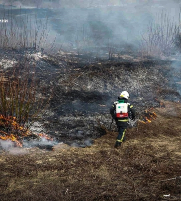 На Сумщині вогнеборці двічі ліквідовували загоряння сухої рослинності