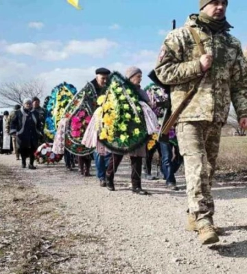 Повернувся на щиті: на Дніпропетровщині попрощалися з загиблим Героєм