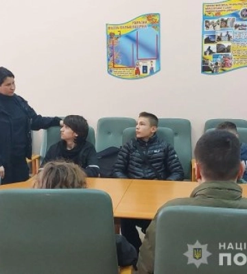 Поліцейські Ужгорода провели виховне заняття з підлітками місцевої школи