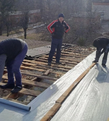 Добробатівці продовжують роботу в Тростянці: на черзі відновлення даху харчоблоку лікарні