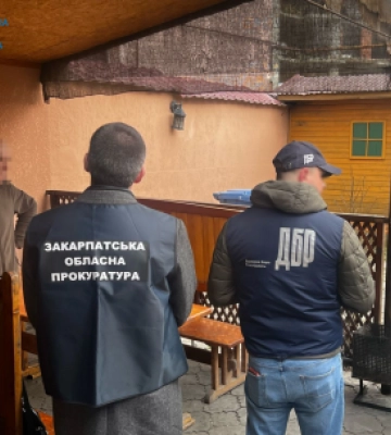 Лісничий одержав більше 100 тис грн хабаря за відпуск деревини поза обліком – подробиці від прокуратури