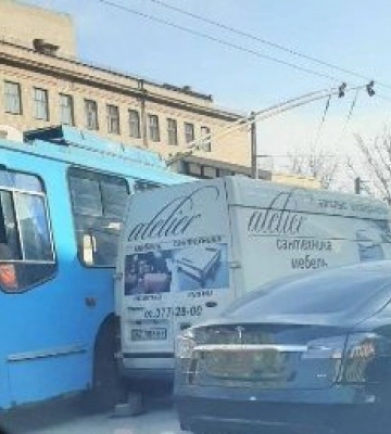 ДТП у середмісті Дніпра: рух тролейбусів ускладнено