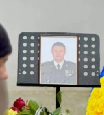 В Одесі попрощалися із родиною військових та трьома їхніми дітьми, які загинули внаслідок атаки шахеда