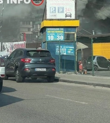 Район затягло чорним димом: у Києві на Борщагівському ринку сталась пожежа. Відео і подробиці
