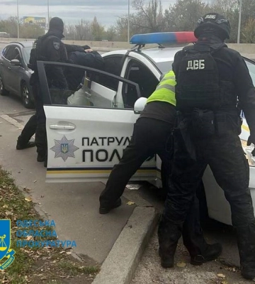 За безпідставні звинувачення та вимагання хабаря судитимуть двох одеських патрульних