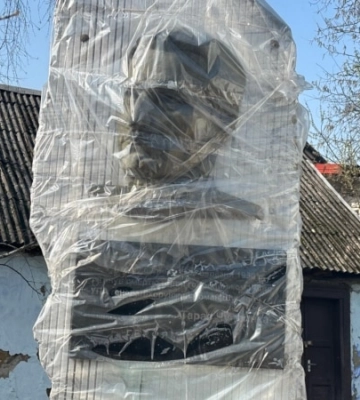 Львів: на місці зруйнованого ударом РФ музею Шухевича відкрили виставку в роковини його загибелі