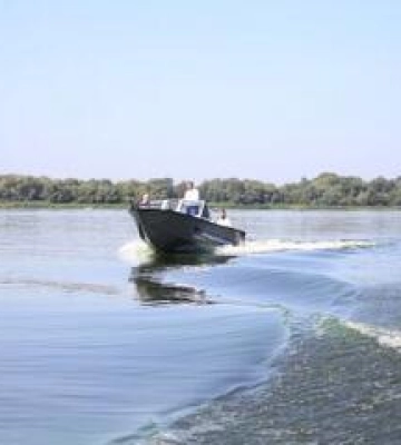 Навігація у Кременчуці по Дніпру заборонена, але дозволили прохід промислових суден