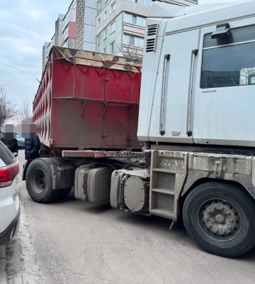 У Черкасах нетверезий водій вантажівки ледве не спричинив маcштабну аварію (ФОТО)