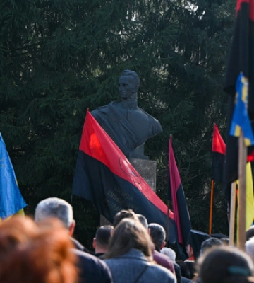У Львові біля зруйнованого Росією музею Шухевича представили виставку про його життя