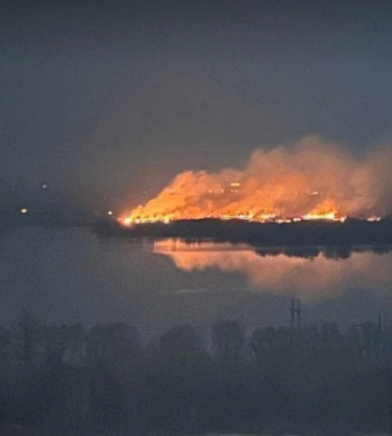 У Києві спалахнула сильна пожежа на Осокорках: фото і відео