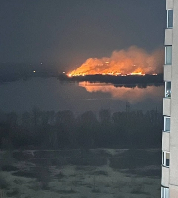 Під Києвом вирує масштабна пожежа. Відео