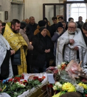 На Одещині попрощалися з родиною військових, які загинули внаслідок атаки дронами по місту — фоторепортаж